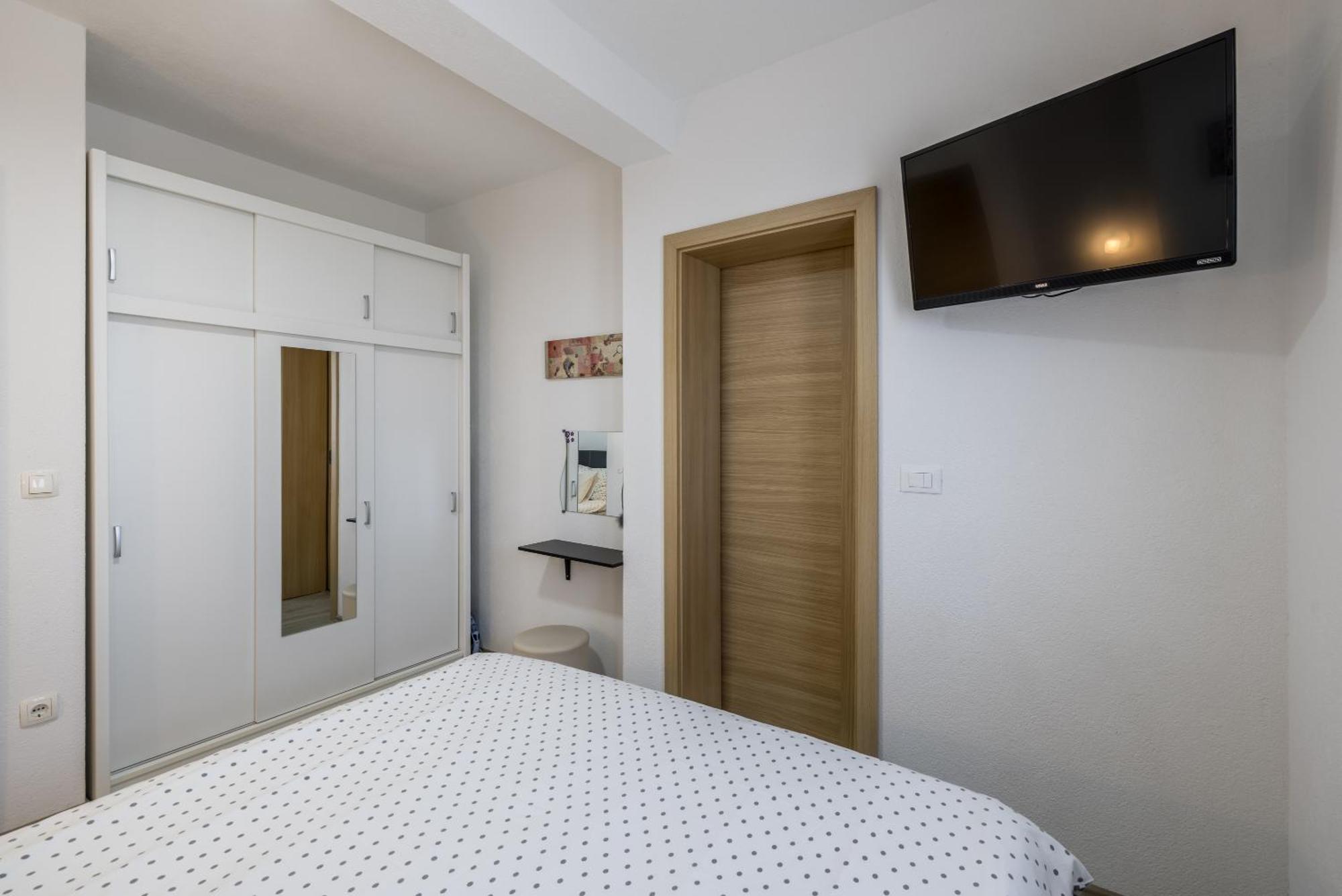 Apart Sa Terasom 250M Od Plaze,Parking,Wi Fi,Rostilj Trogir Exterior foto