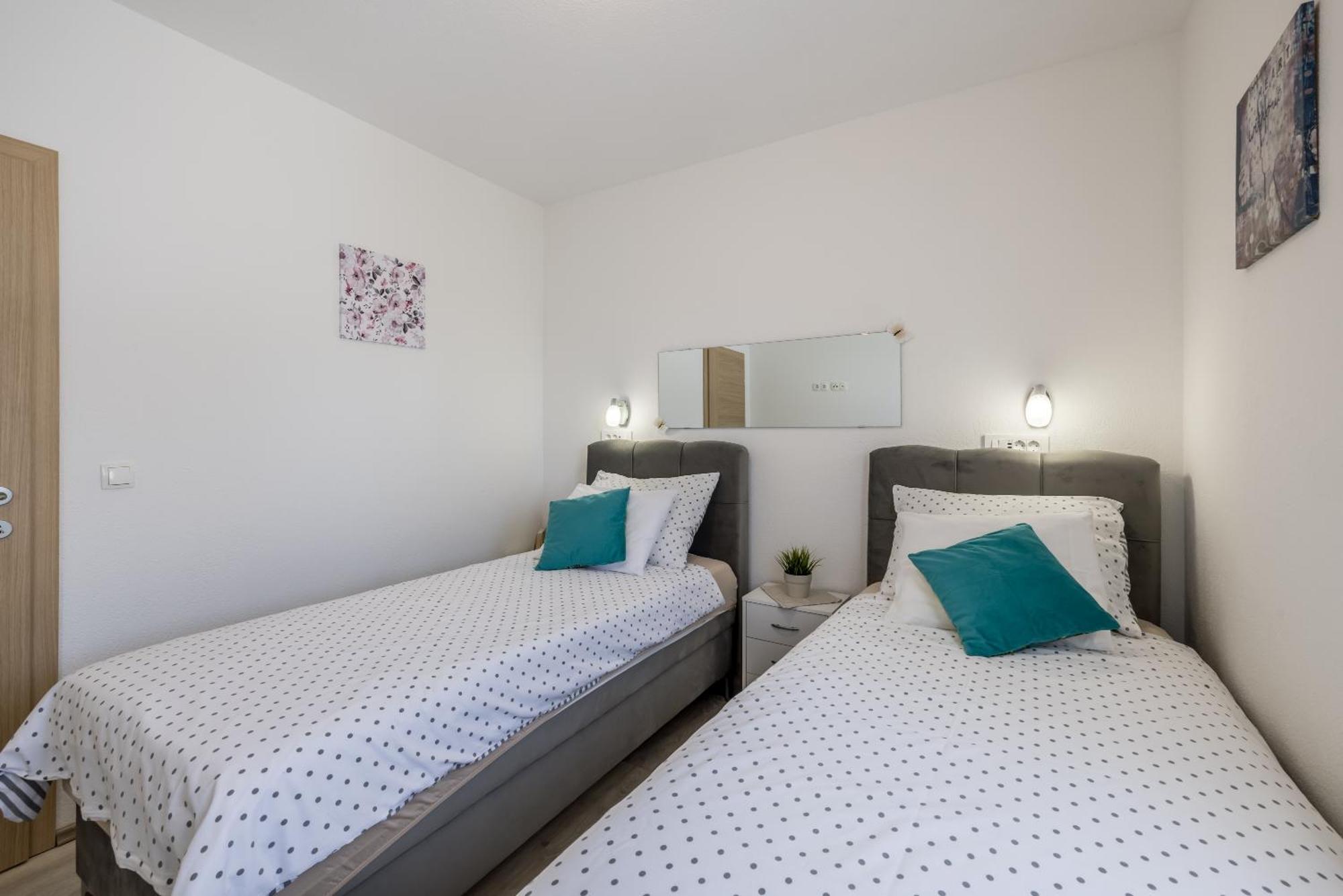 Apart Sa Terasom 250M Od Plaze,Parking,Wi Fi,Rostilj Trogir Exterior foto